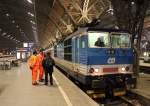 371 001-9 fährt am 25.01.2014 den CNL 458 von Praha hl.n. nach Zürich HB, hier beim Halt in Leipzig Hbf. Während man am anderem Ende des Zuges eine BR 101 für die Weiterfahrt bereitstellt, bleibt die Knödel über Nacht in Leipzig und wird am nächsten morgen den Gegenzug wieder zurück nach Praha hl.n. fahren. Auch in Leipzig werden Fachgespräche geführt. 