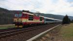 Am 16.03.2015 fährt die 371 005-0 mit dem EC 174 (Budapest keleti - Hamburg Altona) durch den Kurort Rathen den nächsten Halt in Dresden Hbf entgegen.