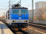 371 003-5 rangiert in Dresden Hauptbahnhof zum EC nach Prag am 25. November 2016.

