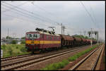 In Dresden Zschachwitz ist hier die CD Mehrsystem Lok 372011-7 mit einem Güterzug am 2.6.2007 in Richtung Tschechien unterwegs.
