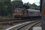 372 011-1 durchfährt mit einem kurzen Güterzg  den Bahnhof Coswig (Sachsen)  Am Anfang des Zuges laufen 2 IC Wagen.