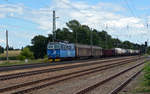 372 011 führte ihren gemischten Güterzug nach Leipzig-Engelsdorf am 05.08.17 durch Weißig (b.