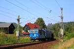 372 010-9 jagt mit einem Mischer am 01.08.2017 durch Rathen nach Tschechien.