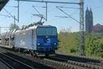 die vor 10 Jahren von DB Cargo verschmähte 372 008 vor einem hochwertigen Autotransportzug von Mlada Boleslav nach Falkenberg / Elster, hier bei der Durchfahrt durch Dresden-Strehlen, Mai 2024.