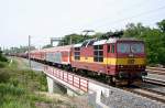 312 014-1 zog am 20.05.05 3 ehemalige Hallberstdter-Halbgepckwagen sowie eine weitere bunte Zusammenstellungen bei Dresden-Doberitz gen Tschechien.