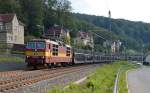 372 008 zog am Abend des 02.07.13 einen langen Ganzzug leerer Autotransportwagen durch Knigstein Richtung Decin.