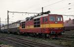 Vor einer langen Reihe abgestellter Elektroloks steht vorne an die 372015 der CSD am 7.10.1992 im Depot Decin.