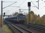 372 013 mit vielen Skodas am Haken fährt am 14.11.2014 durch Dresden-Strehlen.