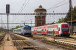 26. April 2019 in Kuty: 380 001-8 kommt mit einem EC im Bahnhof an. Rechts daneben der  slowakische Elefant  ;-) 