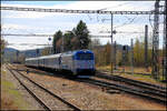 Nach kurzem Halt im Bahnhof Rybnik fährt hier am 23.04.2026 um 13.25 Uhr die CD 380012-5 mit dem Schnellzug aus Linz weiter nach Prag.