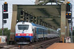 In neuen Farben präsentierte sich die CD Baureihe 380 011 mit dem EC 101  Moravia  (Katowice - Wien Hbf), auf der Brücke über die Donau am 02.09.2018. Die Aufnahme entstand in Wien Praterkai.