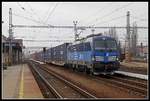 383 012 fährt am 25.02.2019 mit einen Güterzug durch den Bahnhof Hodolin.