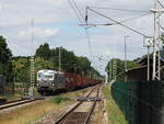 HHLA / Metrans 383 404 fährt mit einem Containerzug durch Dabendorf Richtung Süden am 14.06.2022.