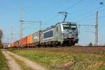 METRANS 383 401-7 mit Containerzug in Dedensen Gümmer, April 2025.