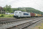 386 036-8 mit einem Containerzug bei der Durchfahrt von Gemünden/M.am 24.05.2023
Außerhalb vom Gleisbereich.