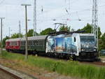 Metrans 386 020 wartet mit Sonderzug am 25.05.2019 in Rostock-Warneünde auf Abfahrt