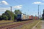 386 020 passierte mit einem Containerzug am 14.08.21 Saarmund Richtung Potsdam.