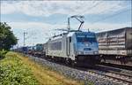 386 007-9 von HHLA ist mit einen Containerzug bei Harrbach am 05.07.2017 in Richtung Norden unterwegs.