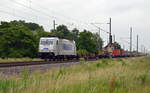 386 007 schleppte am 23.06.17 umleitungsbedingt einen Containerzug durch Braschwitz Richtung Halle(S).