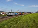 Die 386 013 mit einem Containerzug am 29.09.2017 unterwegs bei Pöndorf.