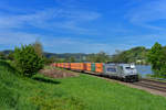 386 002 mit einem Containerzug am 11.05.2017 bei Sandbach. 