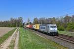 386 015 mit einem Containerzug am 17.04.2019 bei Woltorf. 