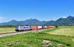 386 038 mit einem Containerzug am 01.06.2021 bei Bernau am Chiemsee.