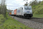Eine tschechische Lok deutscher Herkunft im bayerischen Altmühltal - die 386 011 CZ-MT der Prager Metrans führt einen Containerzug von Hamburg nach München.