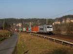 Die 386 011 mit einem Containerzug am 16.02.2015 unterwegs bei Rathen.
