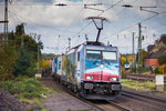 Metrans 386 020 durchfährt Lüneburg am 23.10.2016 mit einem Güterzug Richtung Süden.