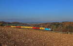 Die CD Cargo 388 001 mit einem Containerzug nach Hamburg im Vogtland. DIeser Zug ist ein Elbtalumleiter über Cheb Hof gewesen, da das Elbtal Decin-Dresden wegen Bauarbeit gesperrt wurde. 
Aufgenommen wurde der Containerzug bei Ruppertsgrün/ Pöhl am 07.11.2025