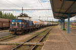 Bahnhof Nove Sedlo u Lokte am 4. August 2017. Die Rangier E-Lok 210 066-7 steht abgebügelt vor einem Kesselzug. 