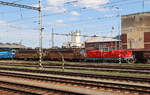 In Breclav vom Bahnsteig aus gesehen: elektr. Rangierlokomotive im Stilllager. Breclav, 12.6.2023