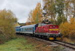 Kurz vor dem Zielbahnhof Rybník konnte der OS 18829 aus Lipno nad Vltavou am 31.10.2023 mit der S458 0059 aufgenommen werden.