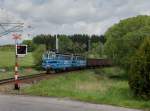 Die 230 079 und die 230 105 mit einem Güterzug am 10.05.2014 unterwegs bei Rybník.