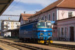 25. April 2019 in Sturovo: 230 085-3 durchfährt den Bahnhof.