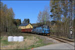 Am 23.04.2026 war auf der Stichstrecke von Lipno nad Vltavou nach Rybnik ein Holzzug unterwegs. Dabei führte die CD 230102-6 die Diesellok 708703-4 als Rangierhilfe mit.
Um 11.32 Uhr erreichte der Zug hier die Einfahrt in den Streckenbahnhof Rybnik. Später ging es dann weiter in Richtung Österreich.