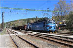 Am 23.04.2026 war auf der Stichstrecke von Lipno nad Vltavou nach Rybnik ein Holzzug unterwegs. Dabei führte die CD 230102-6 die Diesellok 708703-4 als Rangierhilfe mit. Um 10.52 Uhr wartete der Zug im Bahnhof Vyssi Brod einen entgegen kommenden Triebwagen ab.  Später ging es dann weiter in Richtung Rybnik und Richtung Österreich.