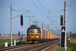 Zwischen Lanzhot und Breclav kam mir am 19.04.2011 die BR 230 003 mit diesem Containerganzzug entgegen.