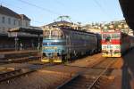 Whrend die CD-Cargo 230 031-7 am 28.September 2013 im Bf. Bratislava hl.st. auf die Weiterfahrt warten reinigt der Lokfhrer der ZSSK 361 001-1 die Fhrerstandsscheiben.