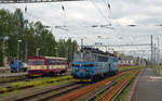 Die beiden Laminatkas 240 064 und 063 passieren auf einer Rangierfahrt durch den Bahnhof Cheb am 19.06.18 810 041. Die Brotbüchse wartete auf die Abfahrt nach Vojtanov.