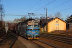 Pn 66501 von Billina nach Plzen mit Kohlezug mit 240 044 und 066 passierte am 15.02.19 den Bahnhof Nebanice