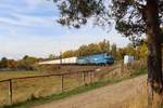 240 064-8 und 240 063-6 zu sehen am 18.10.19 mit dem innofreigthzug (56187) bei Chotikov.