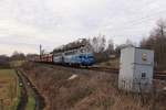 240 094 und 240 011 zu sehen mit einem leeren Kohlezug am 20.12.19 in Chotikov.