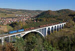 Die beiden Laminátkas 240 129 und 230 102 traktionierten  am Nachmittag des 25. Oktober 2021 einen gemischten Güterzug, und wurden dabei von mir auf der Most míru in Dolní Loučky fotografiert