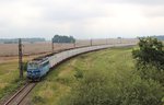 Wegen der Brückenbauarbeiten bei Tršnice, werden alle Züge über Františkovy Lázně nach Cheb umgeleitet. Hier 240 050-5 (Schub 363 022-5) mit dem Innofreight Zug am 13.08.16 Františkovy Lázně.