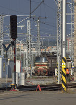 Leider nur ein Teleblick auf eine  Laminatka , eine E-Lok der Baureihe  380, hier 380 013-3.