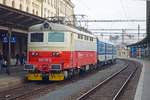 242 217 fährt am 26.10.2017 in Brno hlavni nadrazi am Bahnsteig 1 ein.