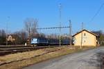 Nachdem in Nebanice der Bahnhof freigeschnitten wurde, kann man das Motiv von der Straße aus
anfertigen. 242 267-3 mit Sp 1989 am 23.02.18. Nun wird man sehen ob das Getreidelager wieder bedient wird, oder gar ein Rückbau der Gleise erfolgt.   