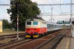 CD 242 217-8 fährt am 15.August 2018 mit dem Os 4624 (Břeclav – Tisnov) in den Bahnhof Sakvice ein.